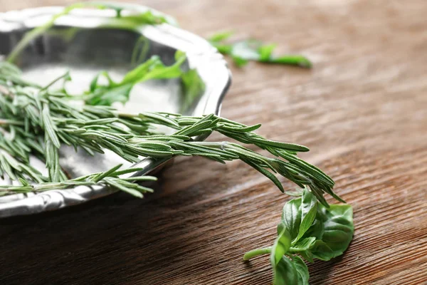 Piatto con rosmarino e basilico — Foto Stock