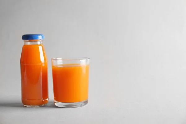 Şişe ve cam ile lezzetli meyve suyu — Stok fotoğraf