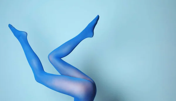 Güzel genç kadının bacakları — Stok fotoğraf