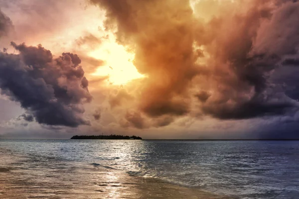 Pochmurne niebo i Oceanu fale — Zdjęcie stockowe