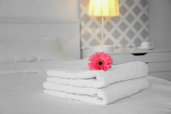 Pilha de toalhas e flores — Fotografia de Stock