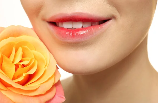 Junge Frau mit schönen Lippen — Stockfoto