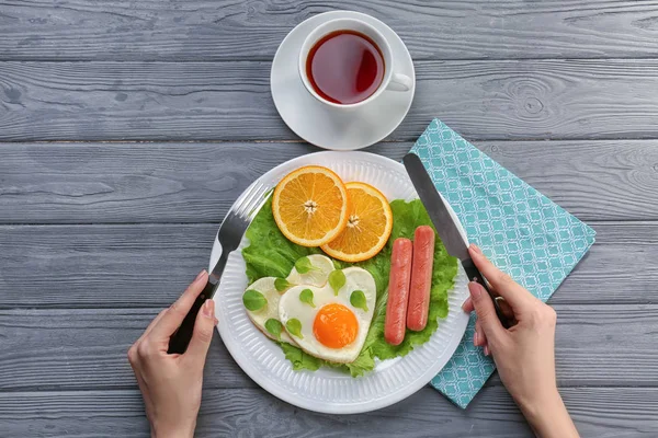 Femme ayant savoureux petit déjeuner — Photo