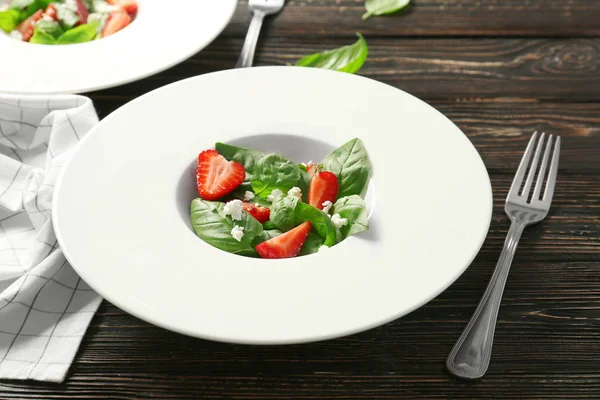 Salat mit Spinat und Erdbeere — Stockfoto