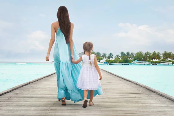 Mulher bonita com sua filha no resort do mar — Fotografia de Stock
