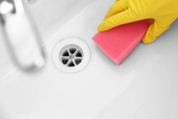 Ręka z gąbki do czyszczenia zlewu — Zdjęcie stockowe