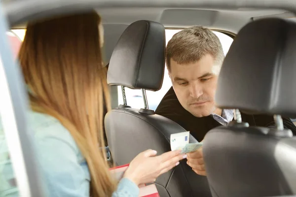 Mężczyzna taxi driver przyjmowanie płatności — Zdjęcie stockowe