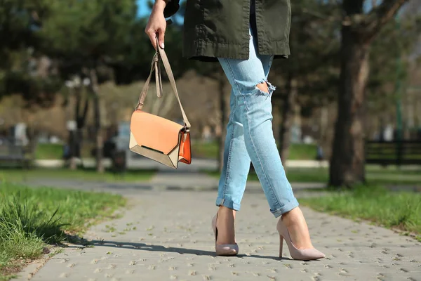 Femme avec des jambes minces en talons hauts — Photo