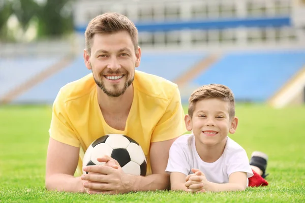 Papa et fils avec ballon de football dans le stade — Photo