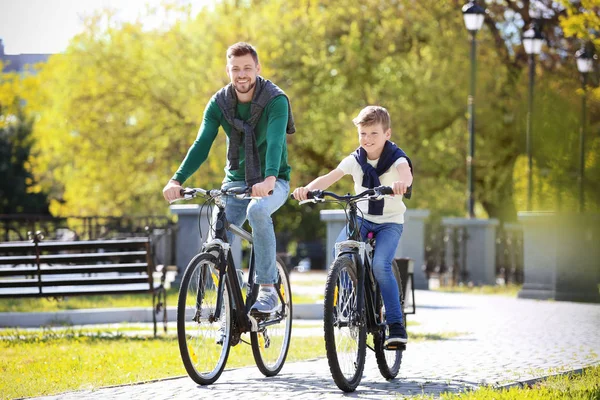 Papá e hijo andando en bicicleta — Foto de Stock