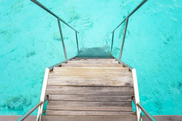 Fából készült lépcső a tengerparton — Stock Fotó