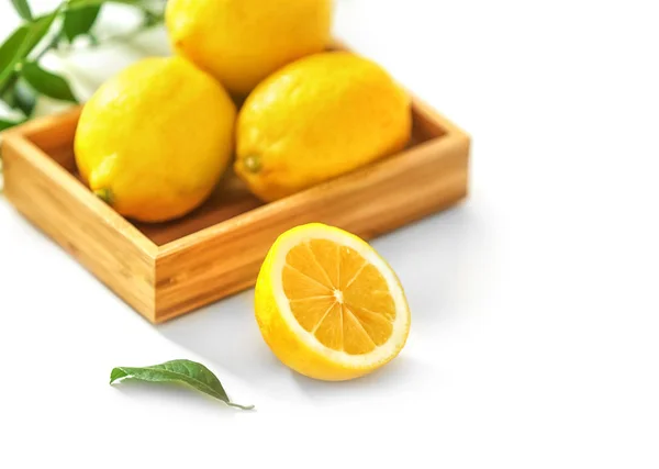Деревянная коробка с лимонами — стоковое фото