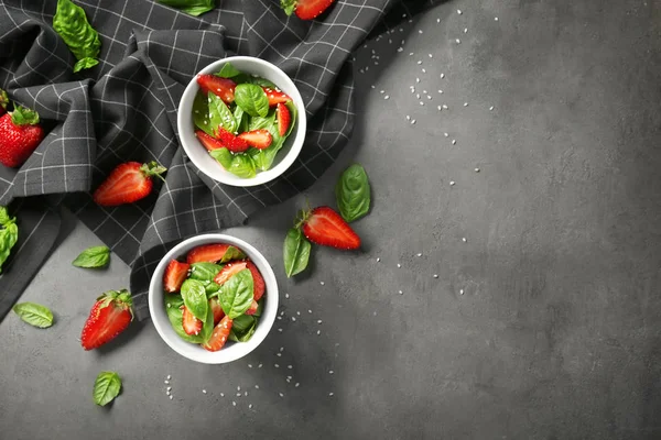 Çilekli ıspanak salatası.