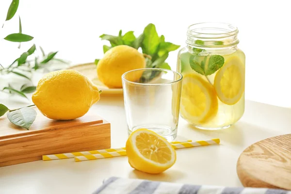 Glas mit Limonade, Glas und Zitronen — Stockfoto