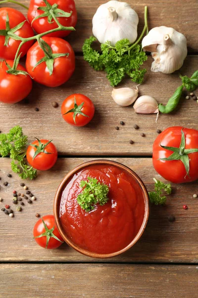 Ciotola con salsa e pomodori — Foto Stock