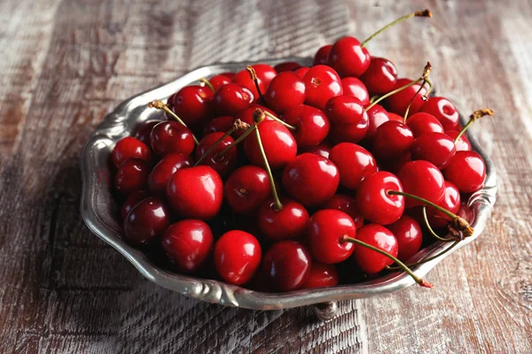 Prato com cerejas doces — Fotografia de Stock