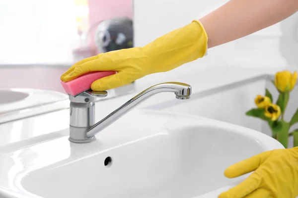 Female hands cleaning tap — Stock Photo, Image