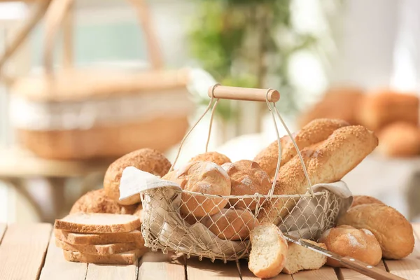 Cesto con delizioso pane — Foto Stock