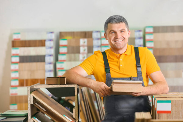 Плотник выбирает образцы ламината
 