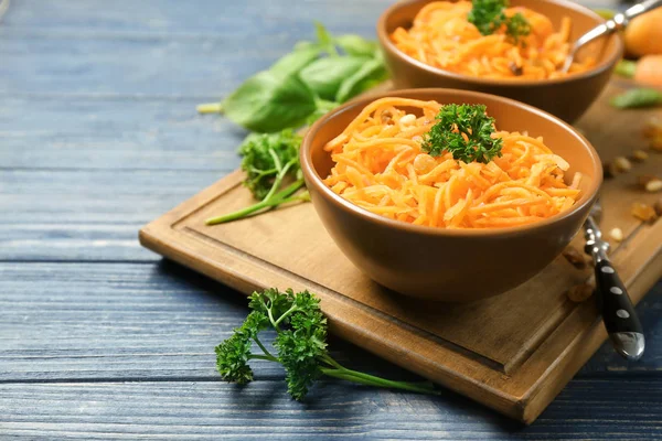 Deliziosa insalata di uva passa carota — Foto Stock