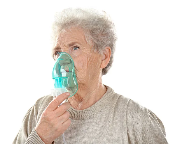 Mujer anciana usando máquina para el asma — Foto de Stock