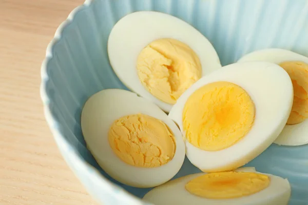 Huevos duros en rodajas — Foto de Stock