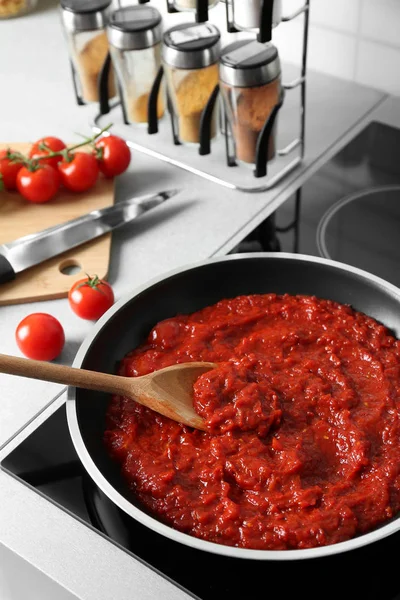 Koekenpan met tomatensaus — Stockfoto