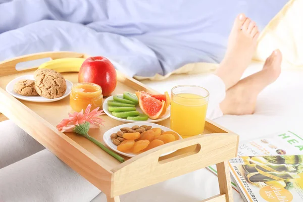 Mujer joven desayunando sabroso — Foto de Stock