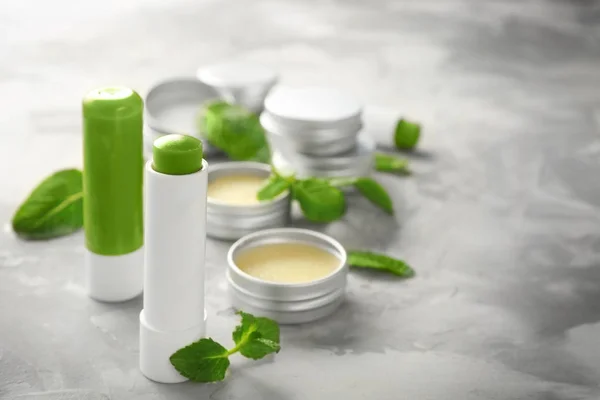 Productos cosméticos con bálsamo de limón — Foto de Stock