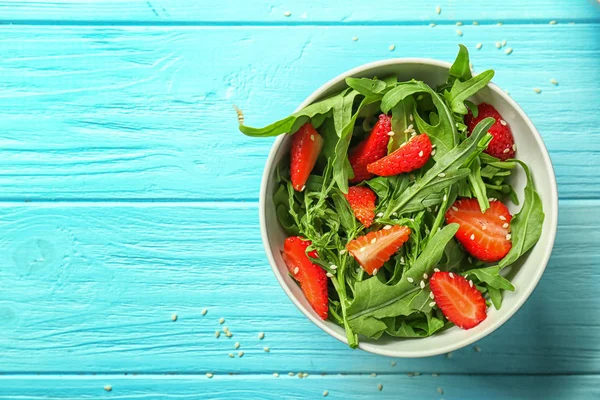 Salat mit Rucola und Erdbeere — Stockfoto