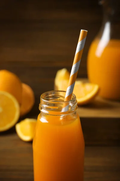 Delicioso zumo de naranja en botella —  Fotos de Stock