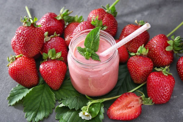 Frullato fatto in casa alla fragola — Foto Stock