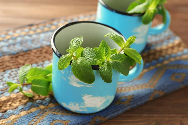 Mugg med citronmeliss — Stockfoto