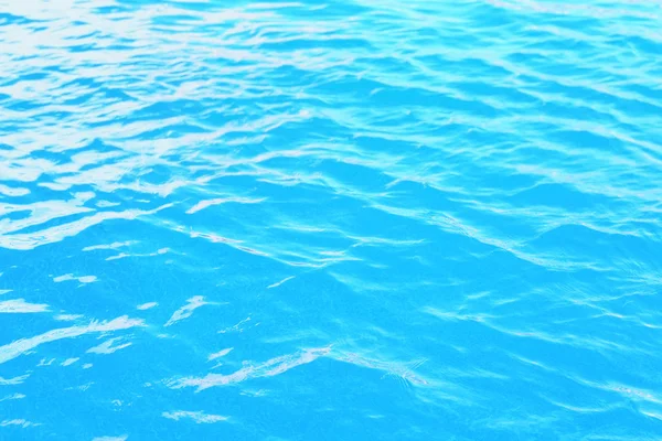 游泳池里的蓝色清洁水 — 图库照片
