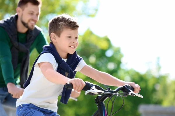 Dad and son riding bicycles — Stock Photo, Image