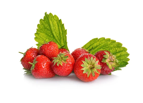 Reife Erdbeeren und Blätter — Stockfoto