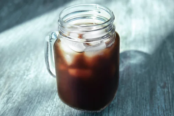 Syltetøyglass med kald, brygget kaffe – stockfoto