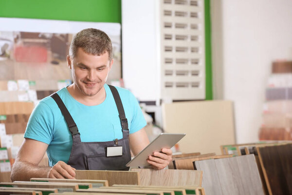 Плотник ищет материалы
 