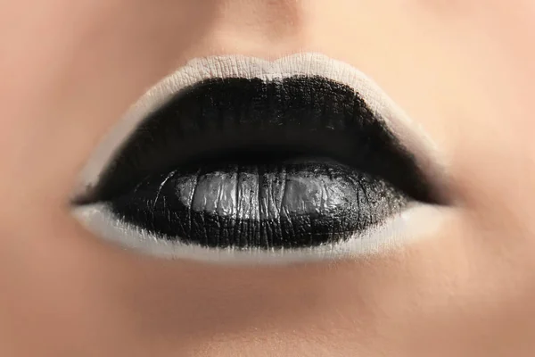 Läppar med kvinna med kreativ makeup — Stockfoto