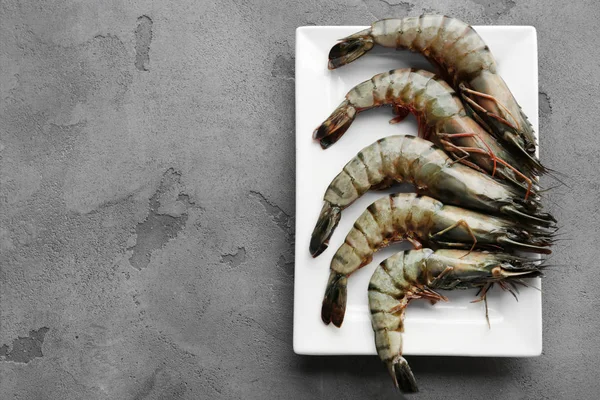 Assiette aux crevettes fraîches — Photo