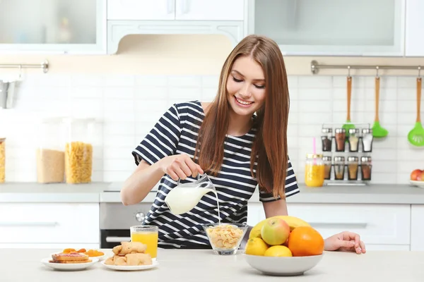 Joven hermosa mujer desayunando en la cocina — Foto de Stock