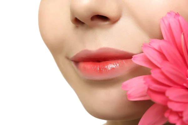 Mujer con hermosos labios y flor — Foto de Stock