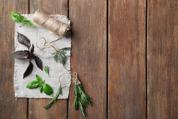 Fresh herbs and thread — Stock Photo, Image