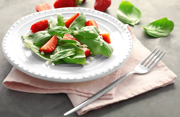 Salat mit Spinat und Erdbeere — Stockfoto