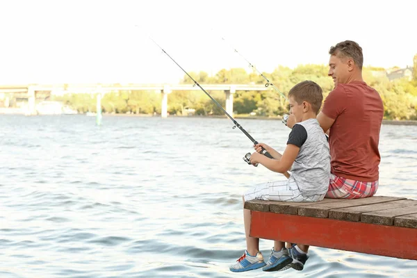 Apa és fia, horgászat — Stock Fotó