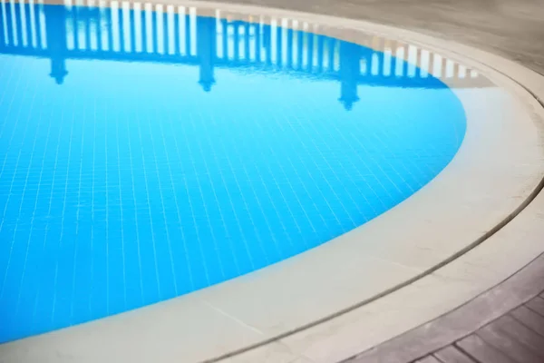 Modernes Schwimmbad — Stockfoto