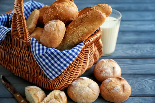 Корзина с вкусным хлебом — стоковое фото