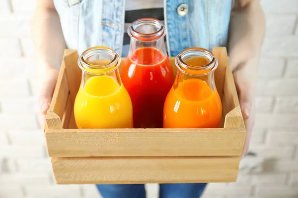 Mujer con zumos en botellas — Foto de Stock