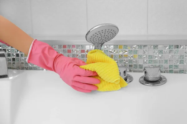 Hand with rag cleaning shower — Stock Photo, Image