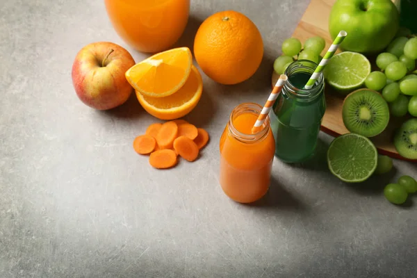 Deliciosos jugos en botellas — Foto de Stock